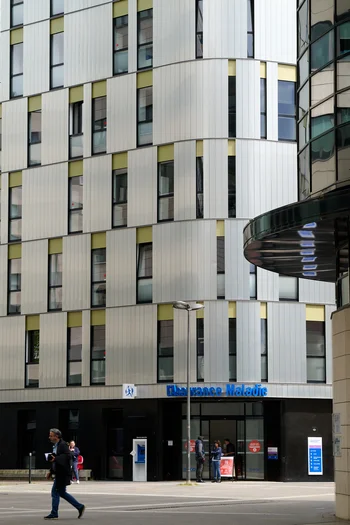 image taxi devant cpam de dijon